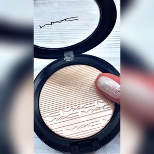 MAC “Double Gleam” Extra Dimension Highlighter